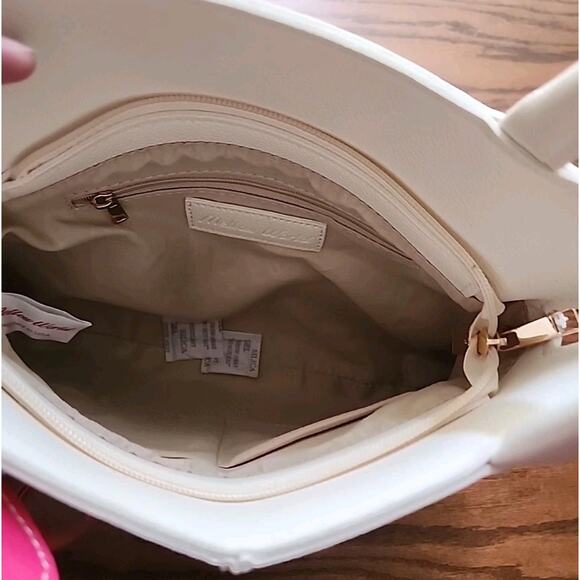 NWT Mellow World White Pebbled Vegan Leather Hand Bag With Flower Purse Charm - Picture 4 of 4